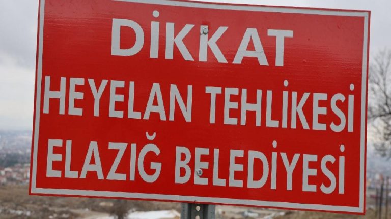 Elazığ’da 35 kabrin bulunduğu mezarlıkta heyelan: Cenazeler taşındı