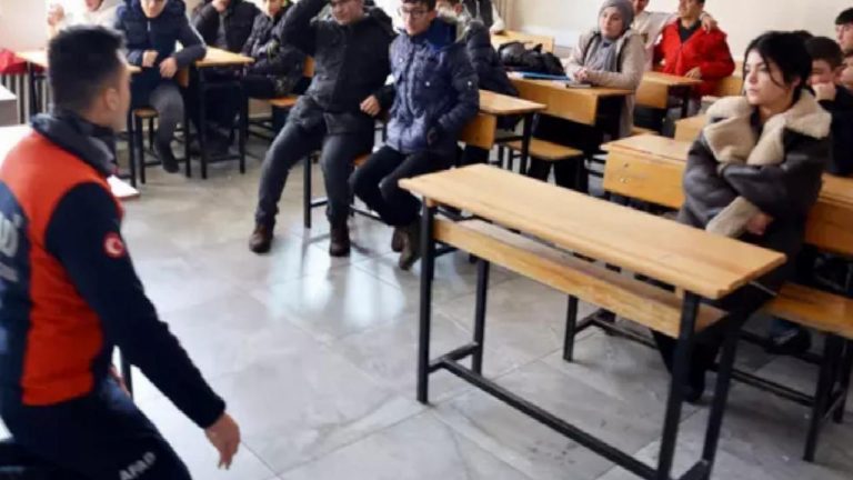 Erzurum’da AFAD’dan öğretmen ve öğrencilere eğitim