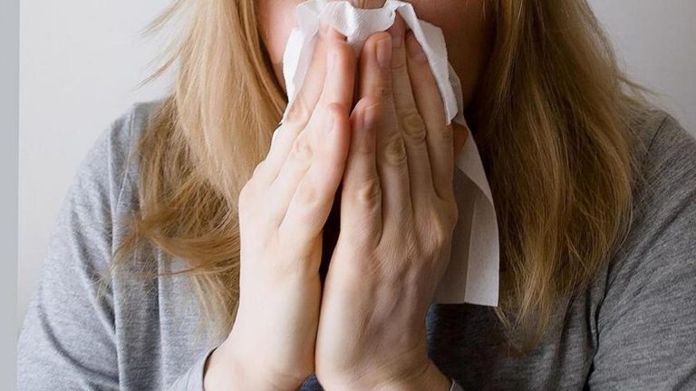 Hastaneler doldu, hastalar haftalarca iyileşemiyor: Yüz felci ve işitme kaybına yol açtı