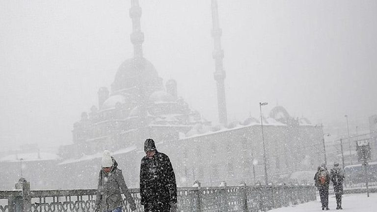 ‘Hava kaosunu’ Meteoroloji son dakika alarmla duyurdu: İstanbul’da kar yağışı yeniden başladı, fırtına geliyor