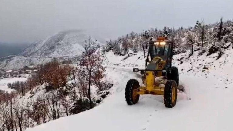 Kardan dolayı kapanan yol ulaşıma açıldı
