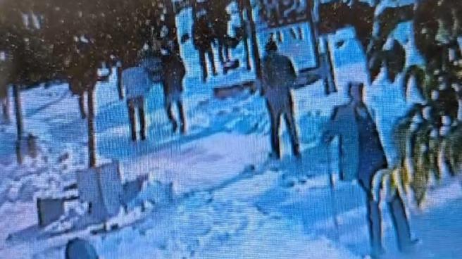 Karlı yolda düşüp hayatını kaybetti