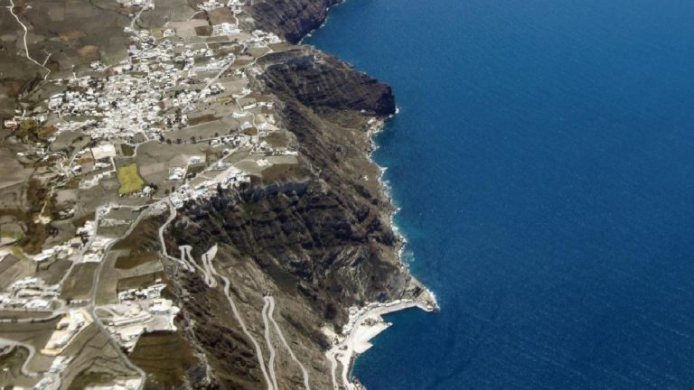 Santorini’de ‘Şeytani Tüneller’ Skandalı: Zelzele tehlikesi ve imar kaosu