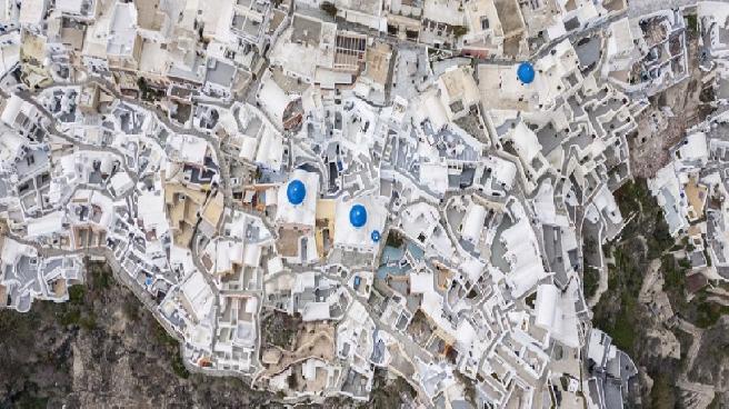 Yunanistan’ın turizm merkezi Santorini, hayalet kenti anımsatıyor
