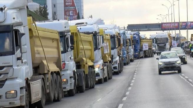 Hafriyat kamyon şoförlerinden döküm yeri eylemi: Yüzlerce kamyon trafikte