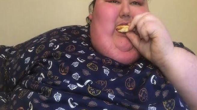 Sosyal medya fenomeni Efecan Kültür hayatını kaybetti: Mukbang akımı nedir? Tehlike mi saçıyor?