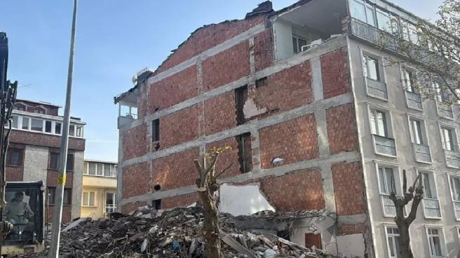 Avcılar’da ‘pes’ dedirten olay: Bina yıkıldı, iki oda açıkta kaldı