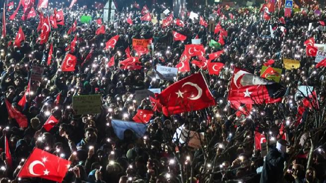 ibb-protestolari-sonrasi-tutuklanan-102-genc-tahliye-edildi-JCjsUKng.jpg