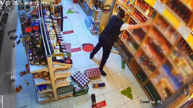 İstanbul’da sarsıntıdan kaçmak yerine raflardaki eserleri tuttu