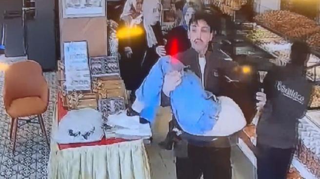 İstanbul’da zelzelede canını hiçe sayıp, bayılan müşteriyi kurtardı