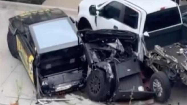 Mercedes G Serisi ile çarpışan Tesla Cybertruck ikiye bölündü