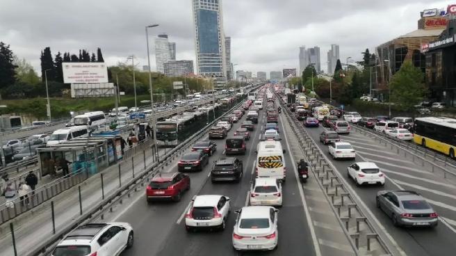İstanbul’da akşam saatlerinde trafik yoğunluğu yaşanıyor