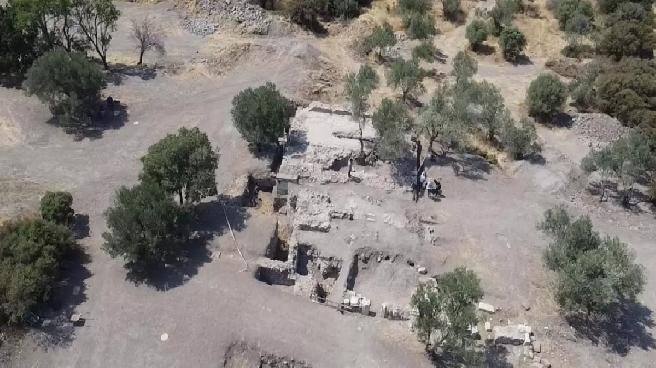 Apollon Smintheus Kutsal Alanı’ndaki kazılarda 3’üncü yüzyıla ait hamam gün yüzüne çıkarılıyor