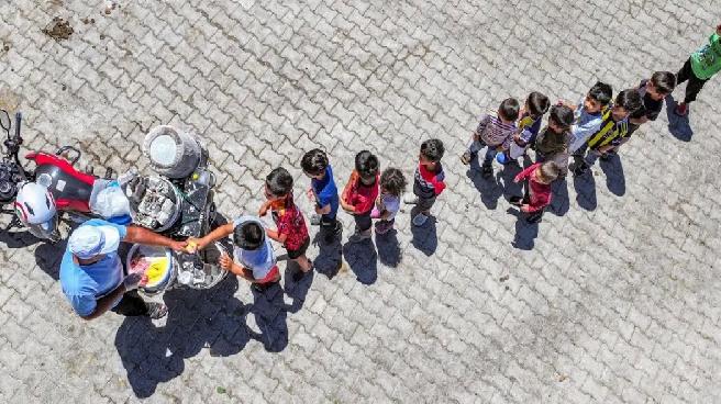 Dondurma Şampiyonu Selahaddin İpek Kırsal Mahallelere Neşe Saçıyor