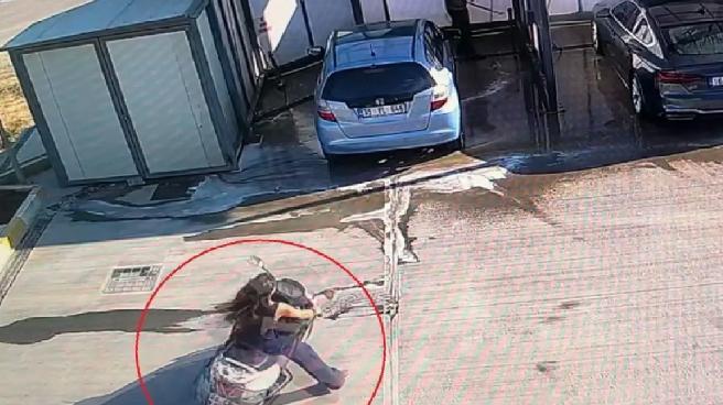 Ehliyetsiz Motosiklet Sürücüsü Akaryakıt İstasyonunda Kaza Yaptı