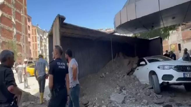 Elazığ’da Hafriyat Kamyonu Park Halindeki Aracın Üzerine Devrildi