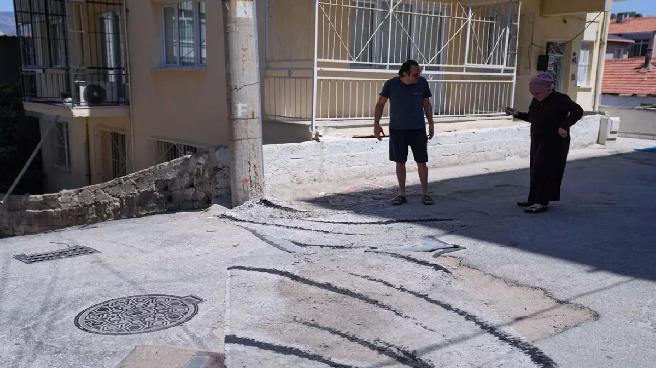 Mahalle Sakinleri, Toz ve Bozuk Yol İçin Halı Serdi