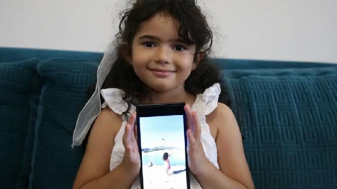 Orman Yangınıyla Mücadelede Pilot ve Kız Çocuğunun Sıcak Anları