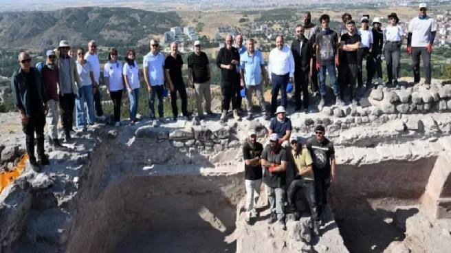 Anadolu Üniversitesi Rektörü Karacahisar Kalesi Kazı Alanını Ziyaret Etti