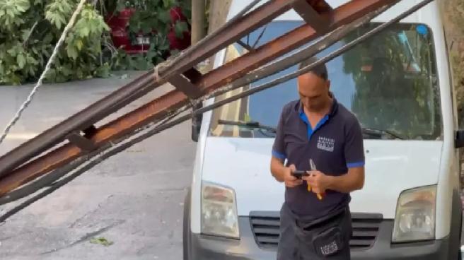 Beyoğlu’nda Devren İncir Ağacı Elektrik Direklerine Zarara Sebep Oldu