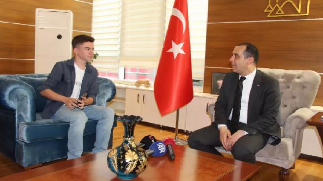 Çankırı’da Gençten Bayrak Sevgisi: Mert Can Ballıca’ya Vali’den Teşekkür