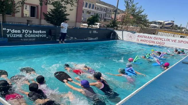 Sason’da 350 Çocuk Portatif Havuzda Yüzme Eğitimi Aldı