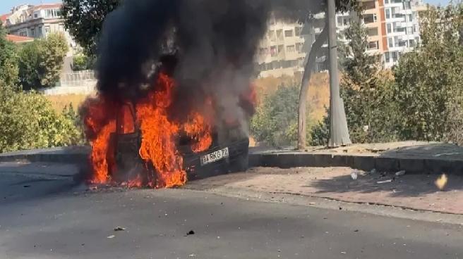 Avcılar’da Park Halindeki Otomobil Alev Alev Yandı