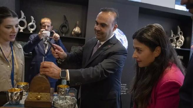 Bakan Kacır, Türkevi’nde “Anadoludakiler” sergisini gezdi Açıklaması