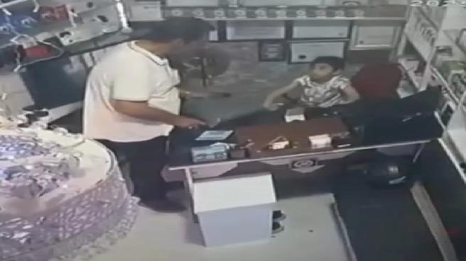 fatihte-cocugu-oyalayip-telefonu-calan-supheli-kamerada-8iqkRNlU.jpg
