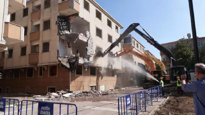 Fatih’te kentsel dönüşüm kapsamında Atılgan Sitesi yıkıldı