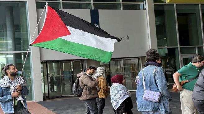 Hollandalılar Dışişleri Bakanlığı Önünde Gazze’ye Yardım İçin Gösteri Düzenledi