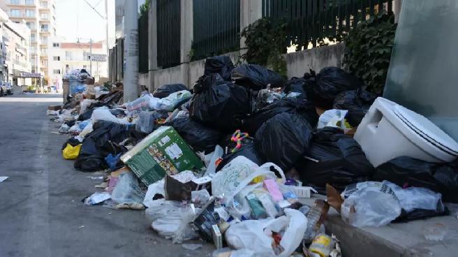 Karşıyaka’da Çöpler Toplanmıyor, Vatandaşlar Tepkili