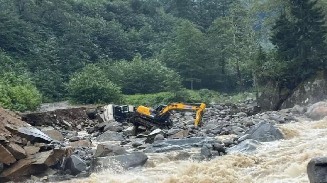 Rize’de Sel Felaketi: İş Makineleri Devrildi, Bungalovlar Yıkıldı