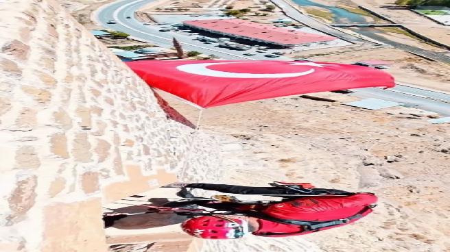 Rüzgarın Zarar Verdiği Türk Bayrağı Yenilendi