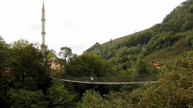 Selahattin Tekin, Babasının Vasiyetini Gerçekleştirerek Camiye Kolay Erişim Sağlayan Asma Köprüyü Yaptı