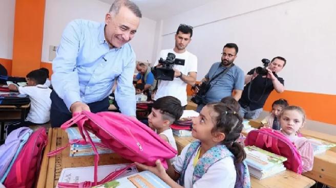 Sultangazi Belediyesi’nden 15 Bin Öğrenciye Kırtasiye Seti Dağıtımı