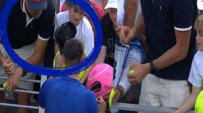 Yılın ikinci CEO vakası: Milyoner, canlı yayında çocuktan şapka çaldı