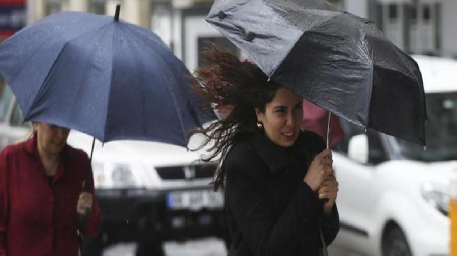 55 vilayet için ‘turuncu’ ve ‘sarı’ kodlu ihtar: Kuvvetli yağış ve fırtına kapıda