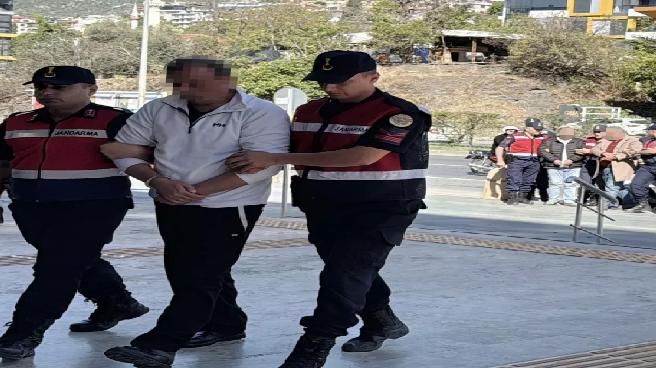 alanyada-sahte-kimlikle-emlak-dolandiriciligi-6-gozalti-ZS6YKXCS.jpg