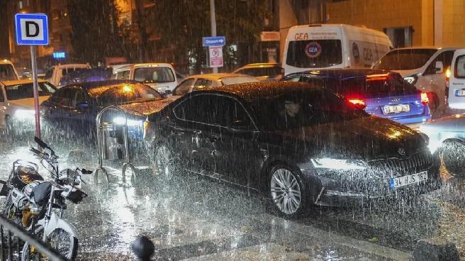 Balıkesir’de Deprem Sonrası Sağanak, Kurtarma Çalışmalarını Olumsuz Etkiliyor