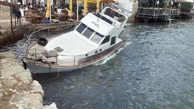 Bodrum’da Kuvvetli Rüzgar Tekneyi Karaya Vurdu