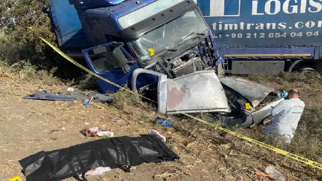 Ceyhan’da TIR ile Çarpışan Otomobilin Sürücüsü Hayatını Kaybetti