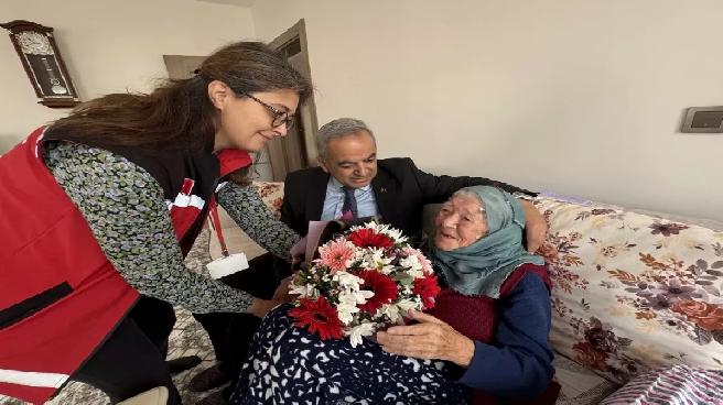 Cumhuriyet ile yaşıt Nazife nine yaşama sevinciyle yıllara meydan okuyor