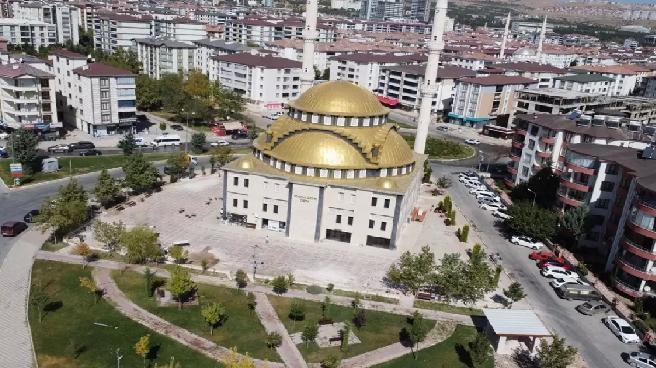 Elazığ’da şehit oğlunun adına yaptırdığı hayır çeşmesinin işçiliğini de yapıyor