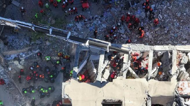 Gebze’deki Çöken Binada Anne ve Baba İçin Kurtarma Çalışmaları Devam Ediyor