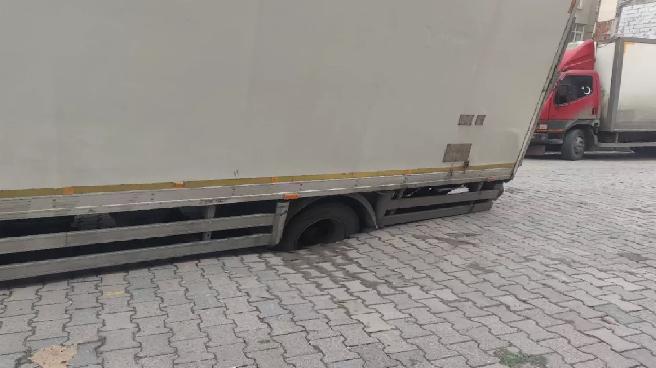 Güngören’de Yol Çökmesi Kamyonu Mahsur Bıraktı