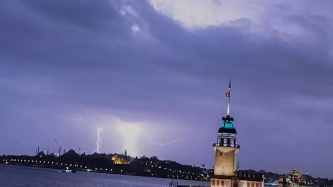 istanbulda-saganak-yagis-hayati-olumsuz-etkiliyor-DdjlzIOX.jpg