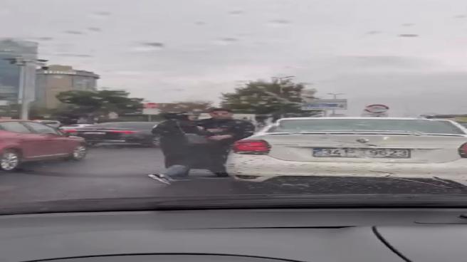 Kadıköy’de Trafikte Tartışma: Sürücüden Küfürlü Saldırı