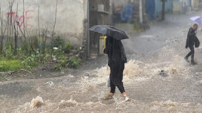 Meteoroloji saat verdi: 2 bölgede kuvvetli sağanak yağış bekleniyor, sel riski var