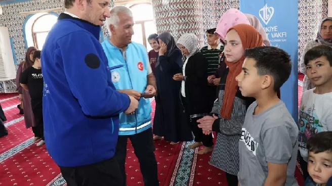 TDV’den Depremzedelere Yardım: 100 Aileye Alışveriş Kartı Dağıtıldı